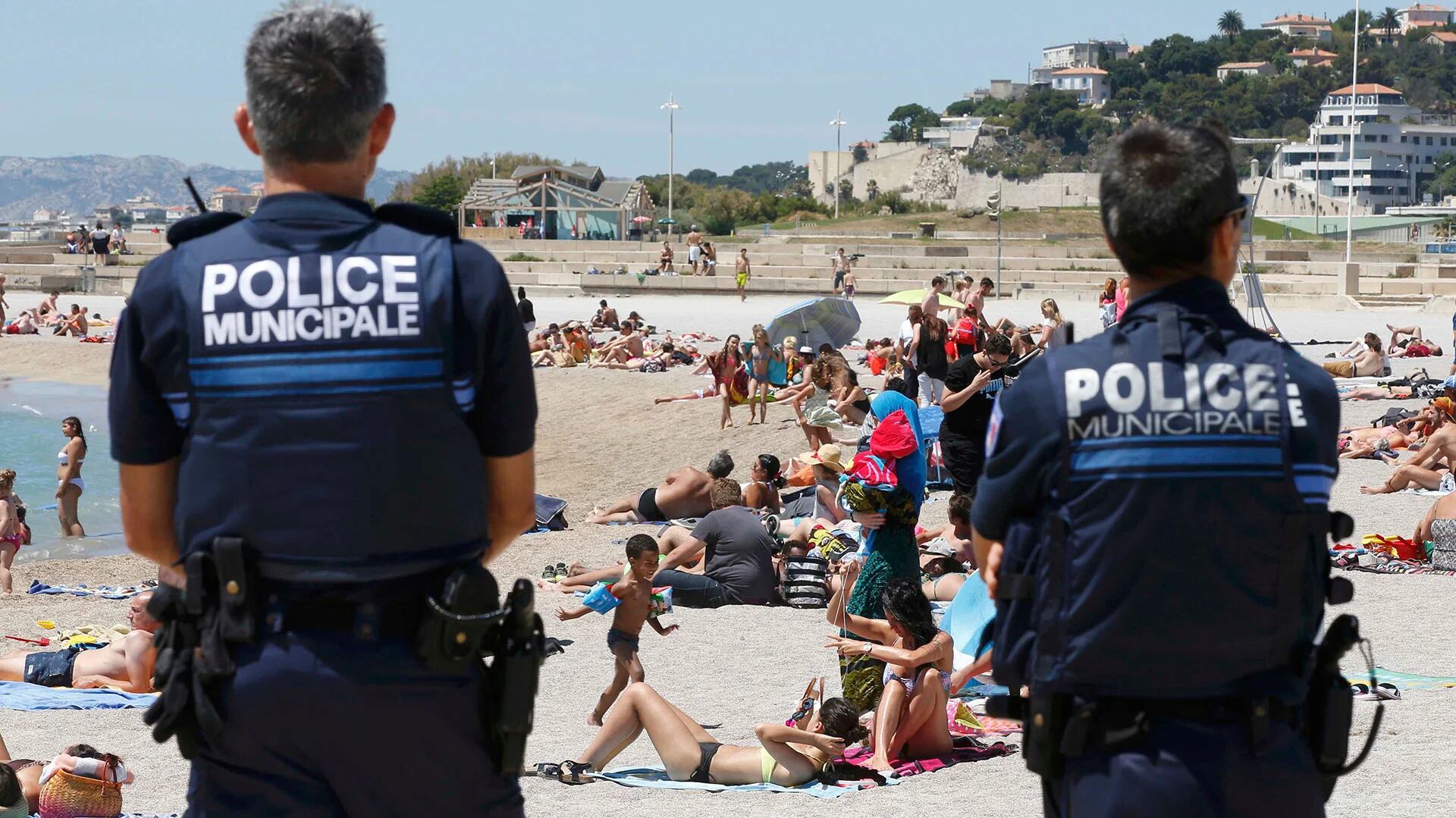 La policía monitorea las playas de Francia (Reuters)