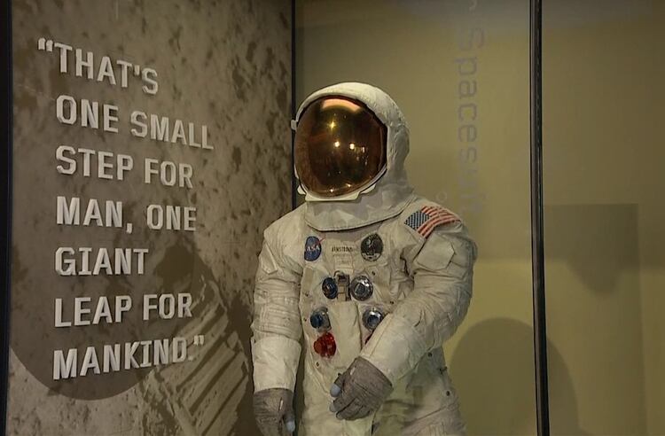 El traje original de Neil Armstrong es exhibido en Washington (NASA)