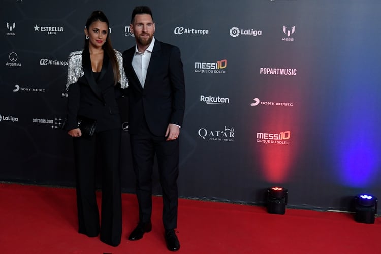 El look de Antonela Roccuzzo y Leo Messi en el estreno de Cirque Du Solei (AFP)