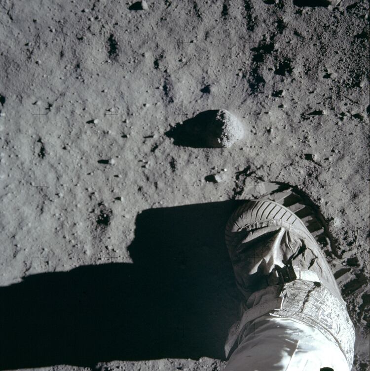 Otro argumento es el de las marcas en la superficie. Sostienen que las pisadas de los astronautas no podían haber dejado huella y que el alunizaje tendría que haber provocado un cráter (NASA)