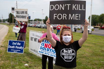Manifestantes contra la pena de muerte reunidos en Terre Haute, Indiana, el miércoles 15 de julio de 2020. (AP Foto/Michael Conroy)