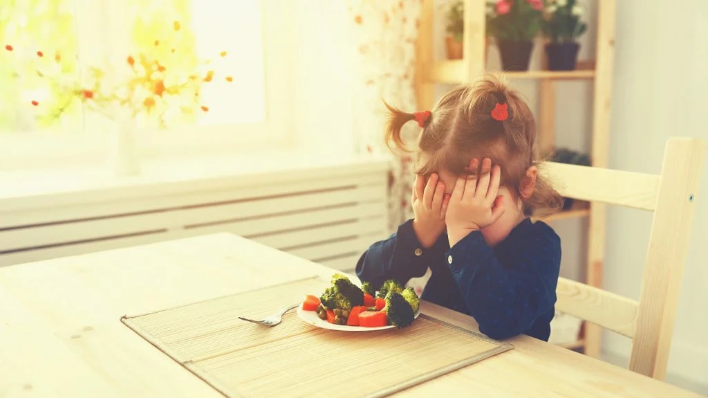 Los niños sometidos a planes de alimentación pobres tienen riesgo de desarrollar deficiencias (Shutterstock)