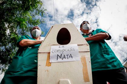 Médicos protestan con ataúdes simbólicos con el mensaje: "La corrupción mata" (EFE/ Nathalia Aguilar)
