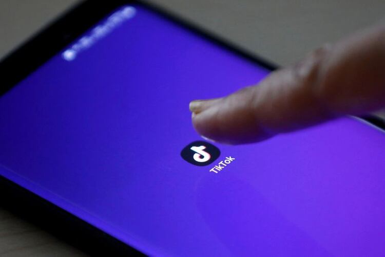 FOTO DE ARCHIVO: El logo de la aplicación TikTok se ve en la pantalla de un teléfono móvil en esta ilustración fotográfica tomada el 21 de febrero de 2019. REUTERS/Danish Siddiqui/Ilustración/Foto de archivo