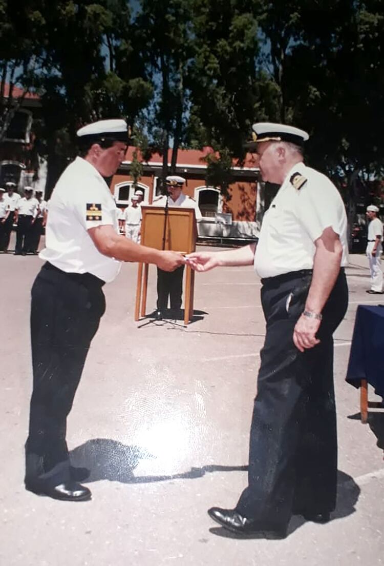 El maquinista Blas Fernández durante un homenaje de la Armada a la tripulación del Crucero hundido en el Atlántico Sur.
