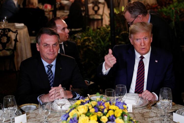 Foto de archivo. El presidente de Estados Unidos, Donald Trump (derecha), participa de una cena de trabajo con el presidente de Brasil, Jair Bolsonaro, en el resort Mar-a-Lago en Palm Beach, Estados Unidos. 7 de marzo de 2020. REUTERS/Tom Brenner