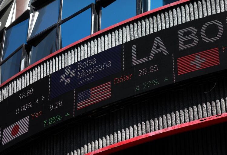 Imagen de archivo. Una pantalla muestra las tasas de cambio fuera del edificio de la Bolsa Mexicana de Valores, en Ciudad de México. 9 de marzo de 2020. REUTERS / Henry Romero