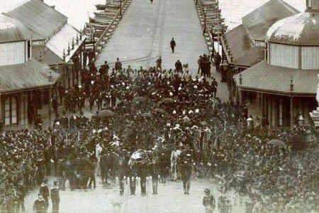 Llegada de los restos de Sarmiento al puerto de Buenos Aires, en la mañana lluviosa del 21 de septiembre de 1888 (Archivo General de la Nación)