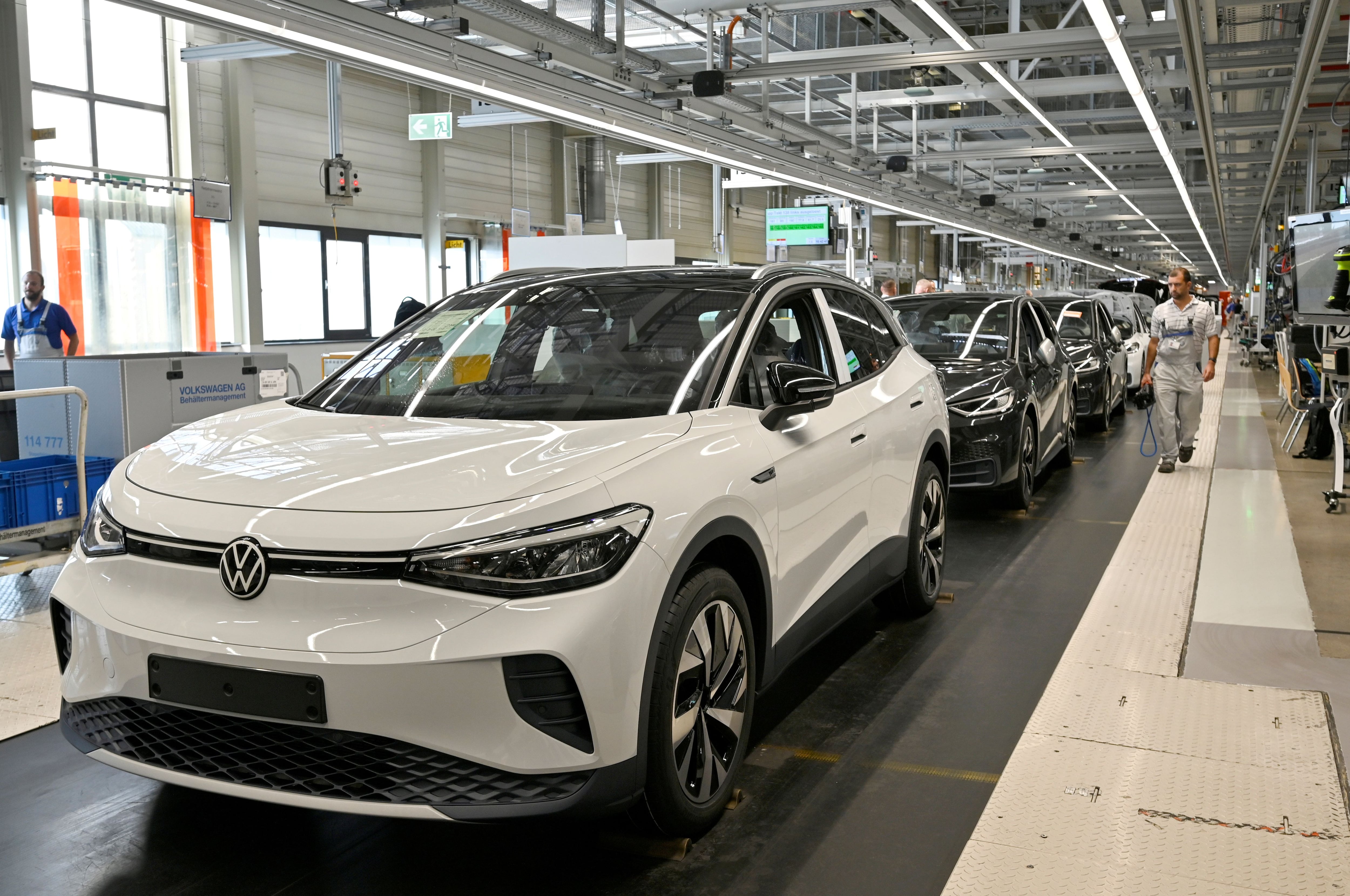 La planta de VW en Emden, Alemania, ha interrumpido por dos semanas la fabricación de los VW ID.4 ante una caída en la demanda de autos eléctricos que parece afectar a todas las marcas. REUTERS/Matthias Rietschel/File Photo