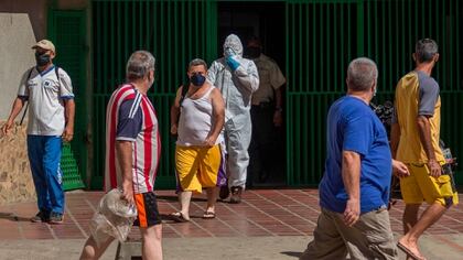 Zulia “es el estado más golpeado por el coronavirus de Colombia”, dijo esta semana Maduro, quien insiste en calificar como foráneos los casi 2.000 casos de venezolanos retornados que, a su llegada al país, han dado positivo para COVID-19 (EFE)