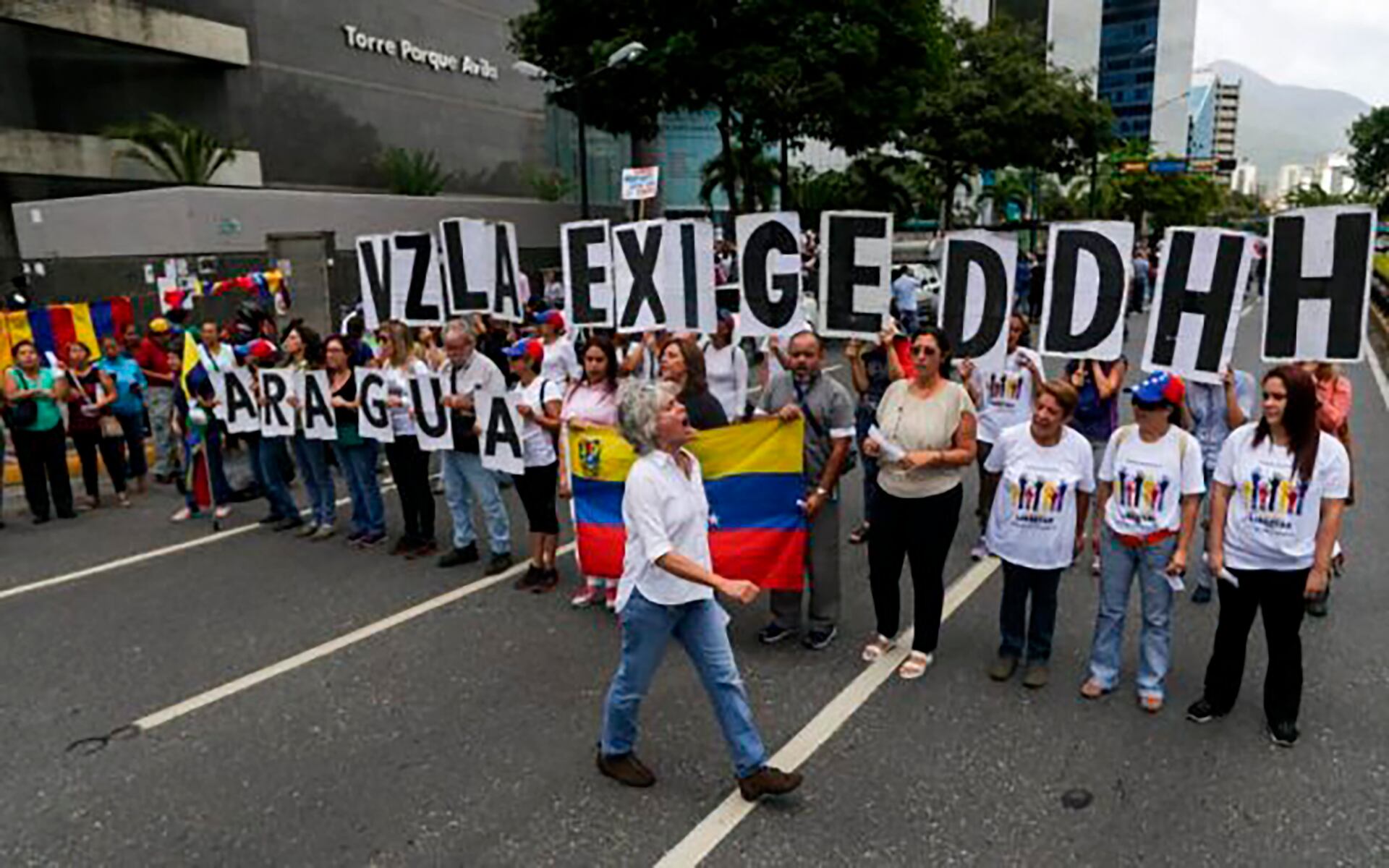 Un grupo de personas reclamando respeto a lols derechos humanos en Venezuela - Venezuela