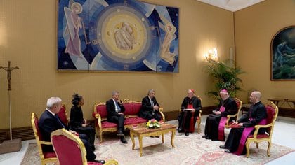 La reunión del Presidente, y sus funcionarios, con los representantes del Vaticano tuvo lugar luego de la audiencia privada con el Papa Francisco