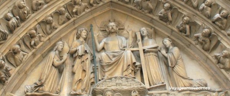 La virgen y San Juan abogan ante Cristo por los hombres. Los ángeles sostienen los instrumentos de la pasión: la cruz y la lanza del centurión