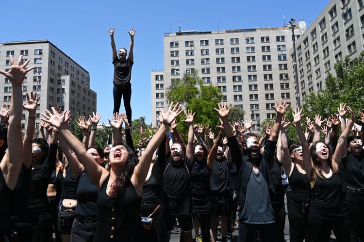 Manifestantes en contra la violencia policial después de que los manifestantes fueron heridos en sus ojos con perdigones, afuera del palacio presidencial de La Moneda en Santiago el 12 de noviembre de 2019. (Foto por RODRIGO ARANGUA / AFP)