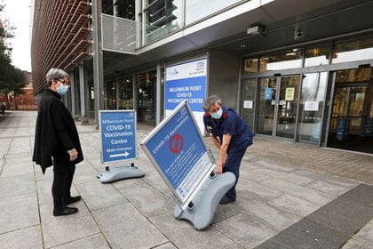 Una enfermera pone un cartel fuera del Centro de Vacunación Millennium Point en Birmingham, Reino Unido, el 11 de enero de 2021. REUTERS/Carl Recine