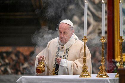 En esta imagen de archivo, tomada el 22 de noviembre de 2020, el papa Francisco pasa incienso sobre el altar durante una misa, en la Basilica de San Pedro, en el Vaticano. (Vincenzo Pinto/Pool Foto v�a AP, archivo)