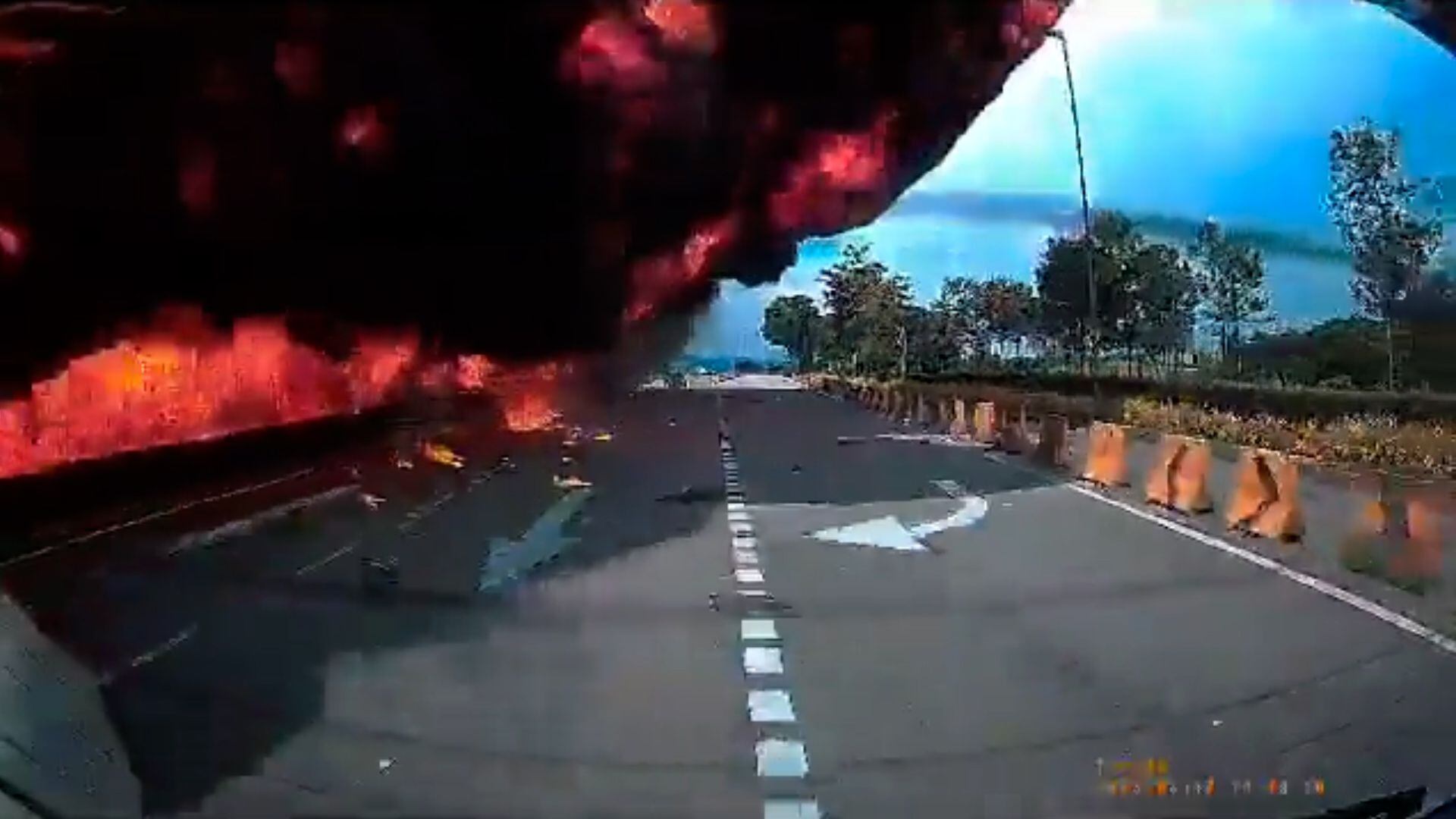 El momento cuando se estrella una avioneta cerca de Kuala Lumpur