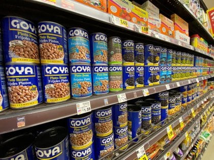 Los productos Goya en una tienda de comestibles Ralphs en Pasadena, California, EEUU, el 10 de julio de 2020 (Reuters)