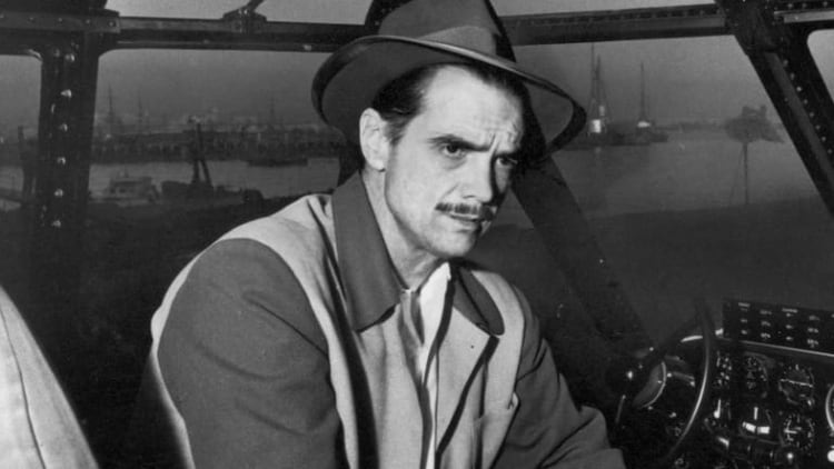 El excéntrico millonario Howard Hughes pasó sus últimos años recluido, plagado de manías, enfermedades y conductas extrañas. No dejó ningún testamento.