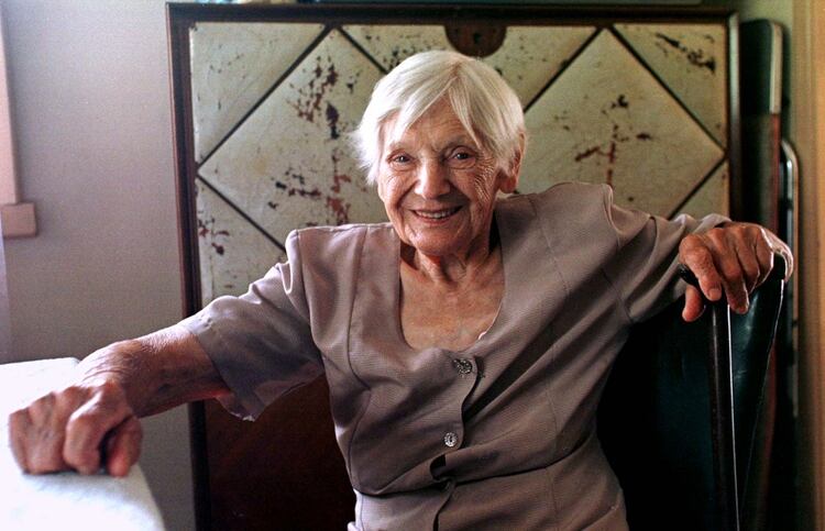 Emilie Schindler, viuda de Oskar Schindler, en una foto de febrero de 1998 en su casa en las afueras de Buenos Aires. Emilie murió el 5 de octubre de 2001 a los 94 años (REUTERS/Rickey Rogers/archivo)