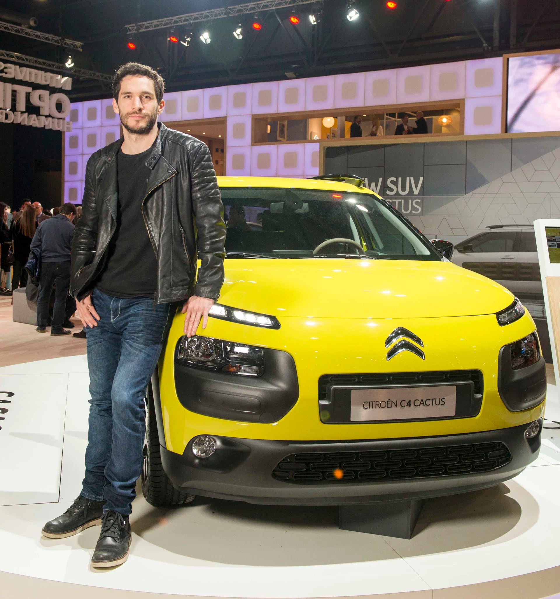 Michael Noher posó junto al Citroen C4 Cactus en La Maison de Citroen en la 8º Salón Internacional del Automóvil