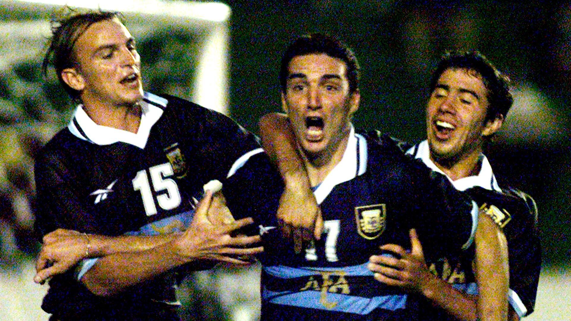 Lionel Scaloni, el capitán del equipo de Pékerman, festeja su gol contra Uruguay en el partido por el cuadrangular final del torneo (Reuters)