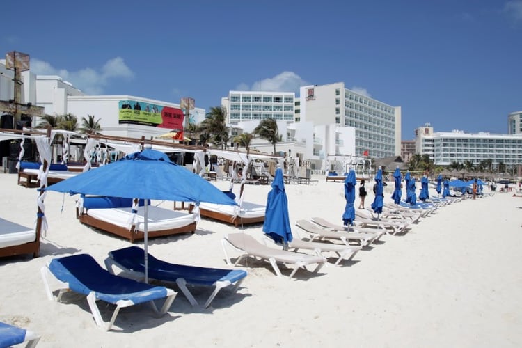 A general view shows empty chairs on the beach during the outbreak of coronavirus disease (COVID-19) in Cancun, Mexico.  (REUTERS Photo / Jorge Delgado)