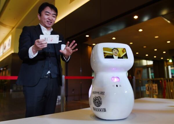 El robot japonés “Cinnamon” brinda asistencia y resuelve preguntas a los pasajeros en los aeropuertos