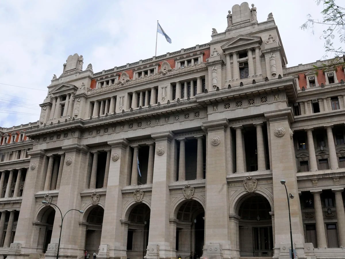 La Cámara en lo Contencioso Federal rechazó el primer amparo contra todo el DNU de Milei