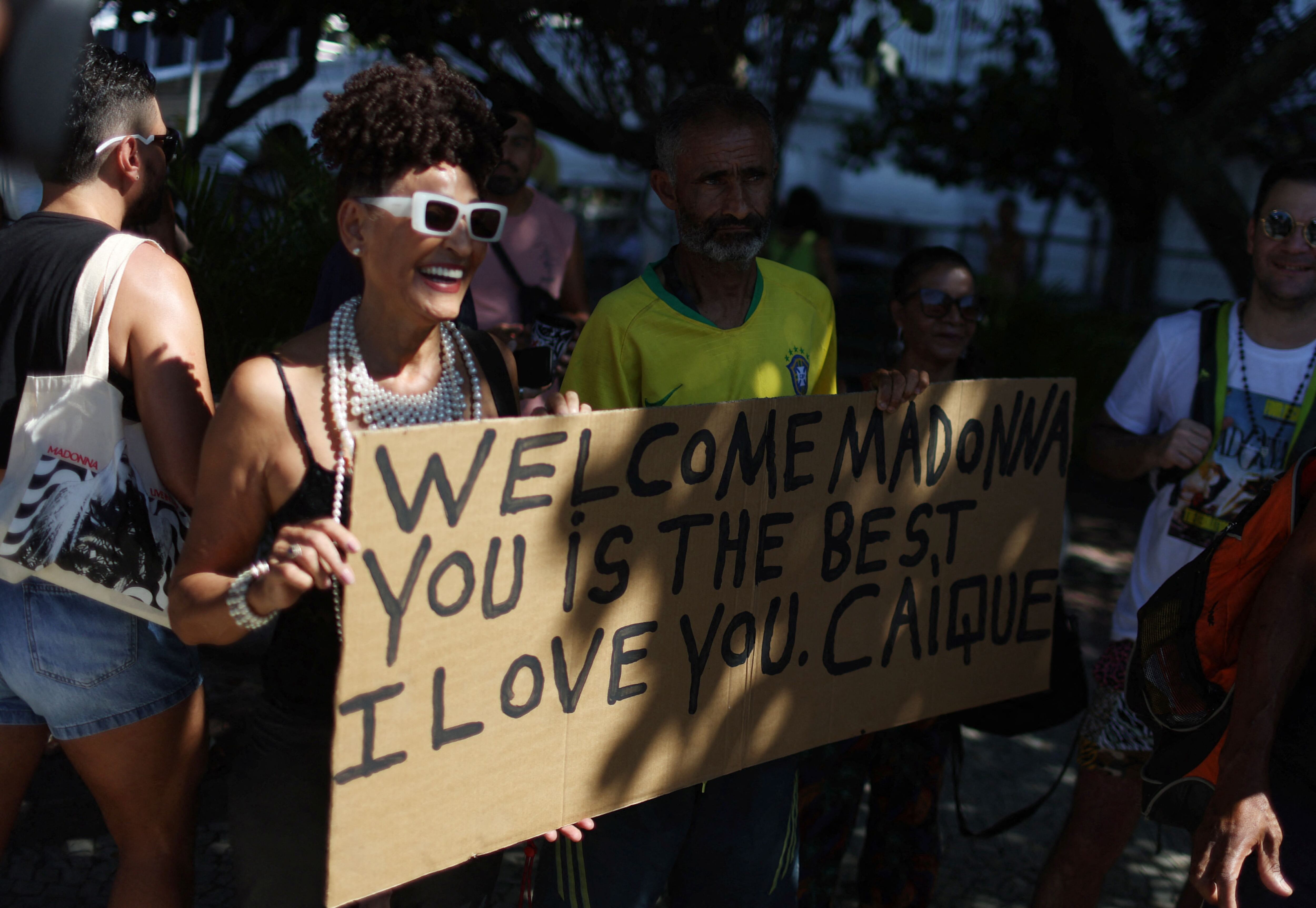 En la puerta del hotel Copacabana Palace, donde se hospeda la artista, seguidores de la artista arrancaron una vigilia con carteles y pancartas (Foto/REUTERS/Pilar Olivares)