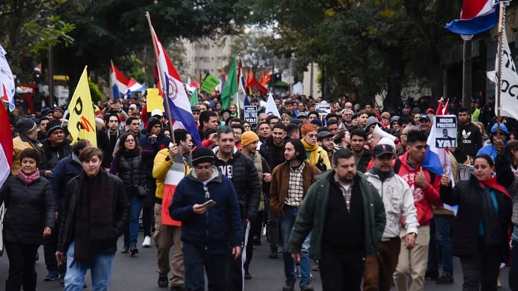 Vecinos de Asunción y dirigentes de la oposición paraguaya marcharon este 27 de julio contra el presidente (Foto: NORBERTO DUARTE / AFP)