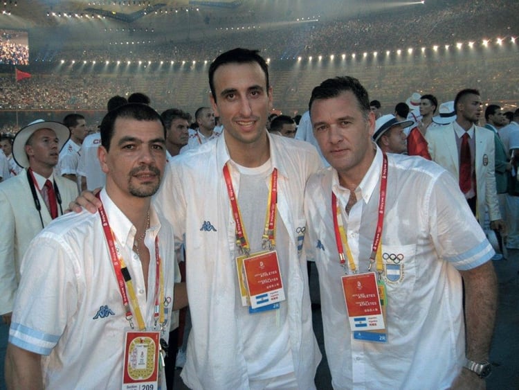 Diego Grippo (a la derecha de Ginobili), titular del Comité Nacional Anti Dopaje, fue médico de la Generación Dorada de básquet, un deporte en el que los jugadores usan mucho el cannabis (Foto Archivo GENTE) 