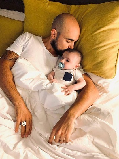 Abel Pintos junto a su hijo de 4 meses (IG: @abelpintos)