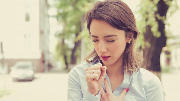 Los médicos recomiendan cubrirse la boca y la nariz al toser y estornudar (Getty)