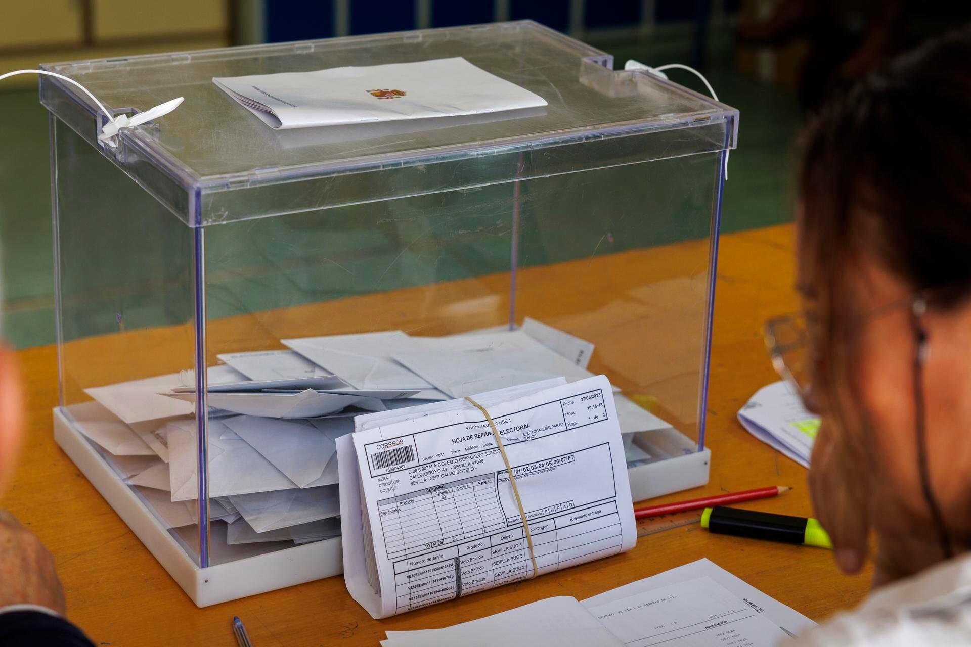 Una urna en las elecciones del 28-M (EFE).