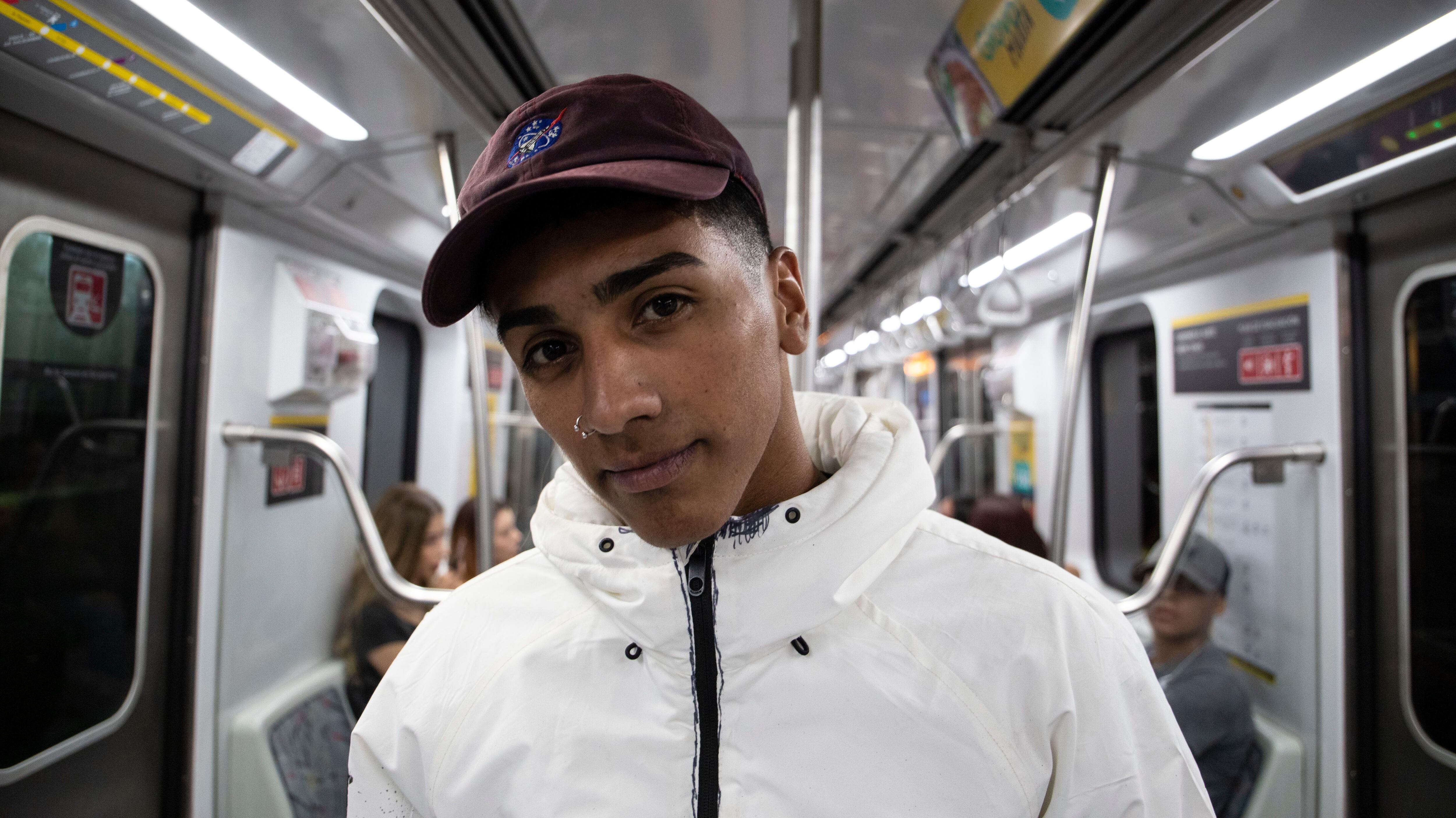Sebastián tiene 23 años y baila hace 12. Es de San Fernando. Para él, el hip hop fue la primera forma de hacer amistades con la gente de su barrio vecino. Hoy quiere vivir de su arte.
