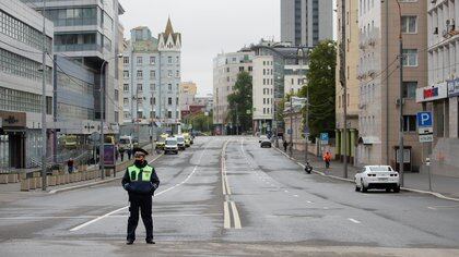 Un agente de la policía de tráfico con una máscara protectora hace guardia en una calle junto a la cerrada Mezquita Catedral de Moscú durante el Eid al-Fitr, la fiesta musulmana que marca el final del mes sagrado de ayuno del Ramadán, en medio del brote de la enfermedad del coronavirus (COVID-19) en Moscú, Rusia, 24 de mayo de 2020. REUTERS/Maxim Shemetov