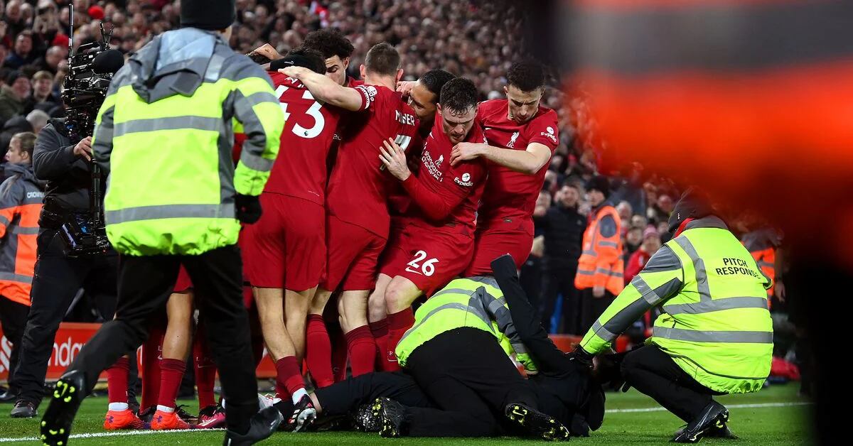 A fan came out to celebrate Liverpool’s 7-0 win over United and nearly injured three players: Kloop’s fury when he was sent off by security