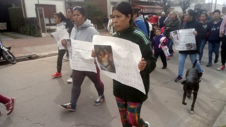 Marcha en la calle en Baradero tras la muerte de Elizabeth Zurita