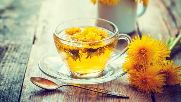 El té de manzanilla es excelente para mejorar la digestión después de una comida (iStock)