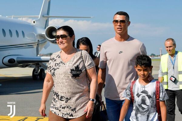 Ronaldo con su madre y su hijo (Twitter @juventusfces)