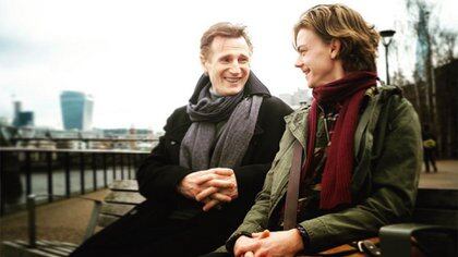 En esta foto, Thomas junto a Liam Neeson durante el rodaje de la secuela de “Love Actually”, que se hizo a beneficio y se estrenó en 2017