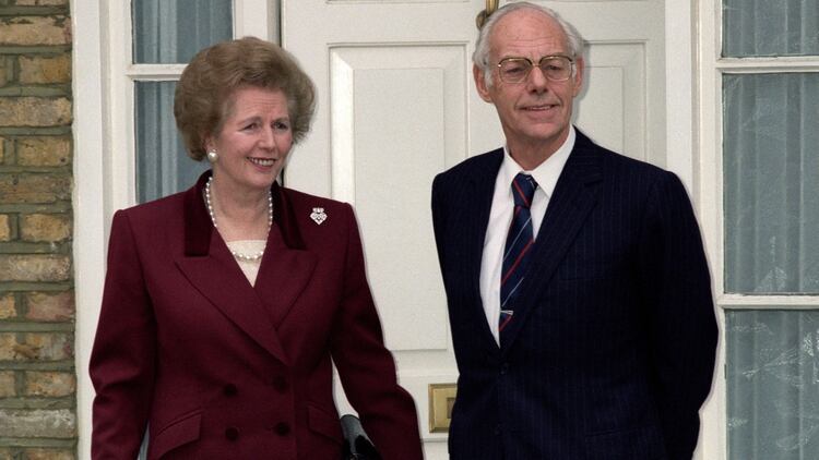 Margaret Thatcher y su esposo Denis fuera de su casa en Dulwich, al sur de Londres (Shutterstock)
