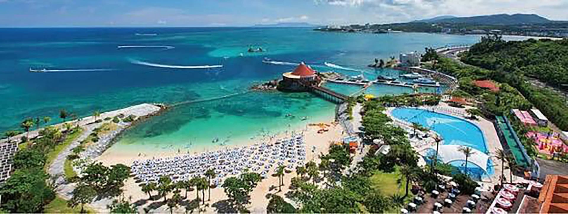 La paradisíaca playa de Okinawa, donde Marcos fue invitado de casualidad