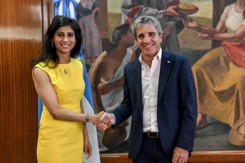 Gita Gopinath, número dos del FMI, junto al ministro de Economía de Argentina, Luis Caputo, tras un encuentro de trabajo en Buenos Aires (REUTERS  / IMAGEN SUMINISTRADA POR UN TERCERO)