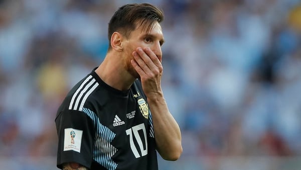 Messi no puede creerlo: tuvo la victoria en sus pies pero falló un penal (REUTERS/Maxim Shemetov)