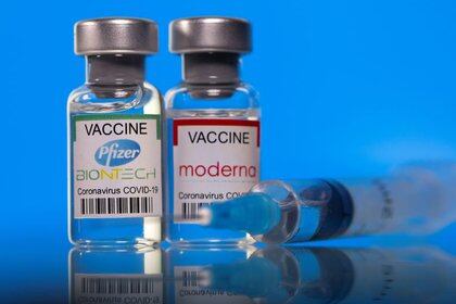 Viales de vacunas COVID-19 de etiquetadas Pfizer-BioNTech y Moderna, 19 marzo 2021.
REUTERS/Dado Ruvic/