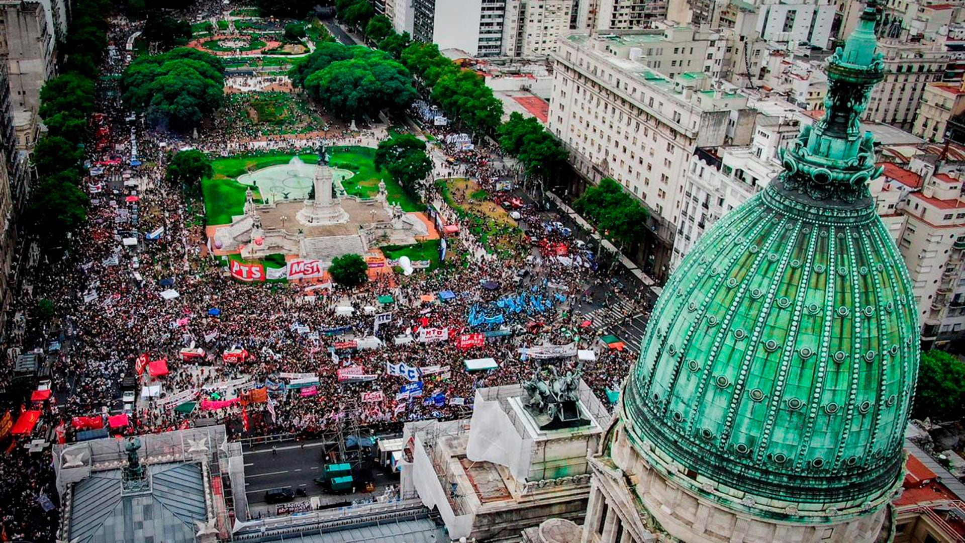 La multitud, desde el drone de Infobae. Argentina se sumó así a los reclamos mundiales por el #8M y #9M (Thomas Khazki)