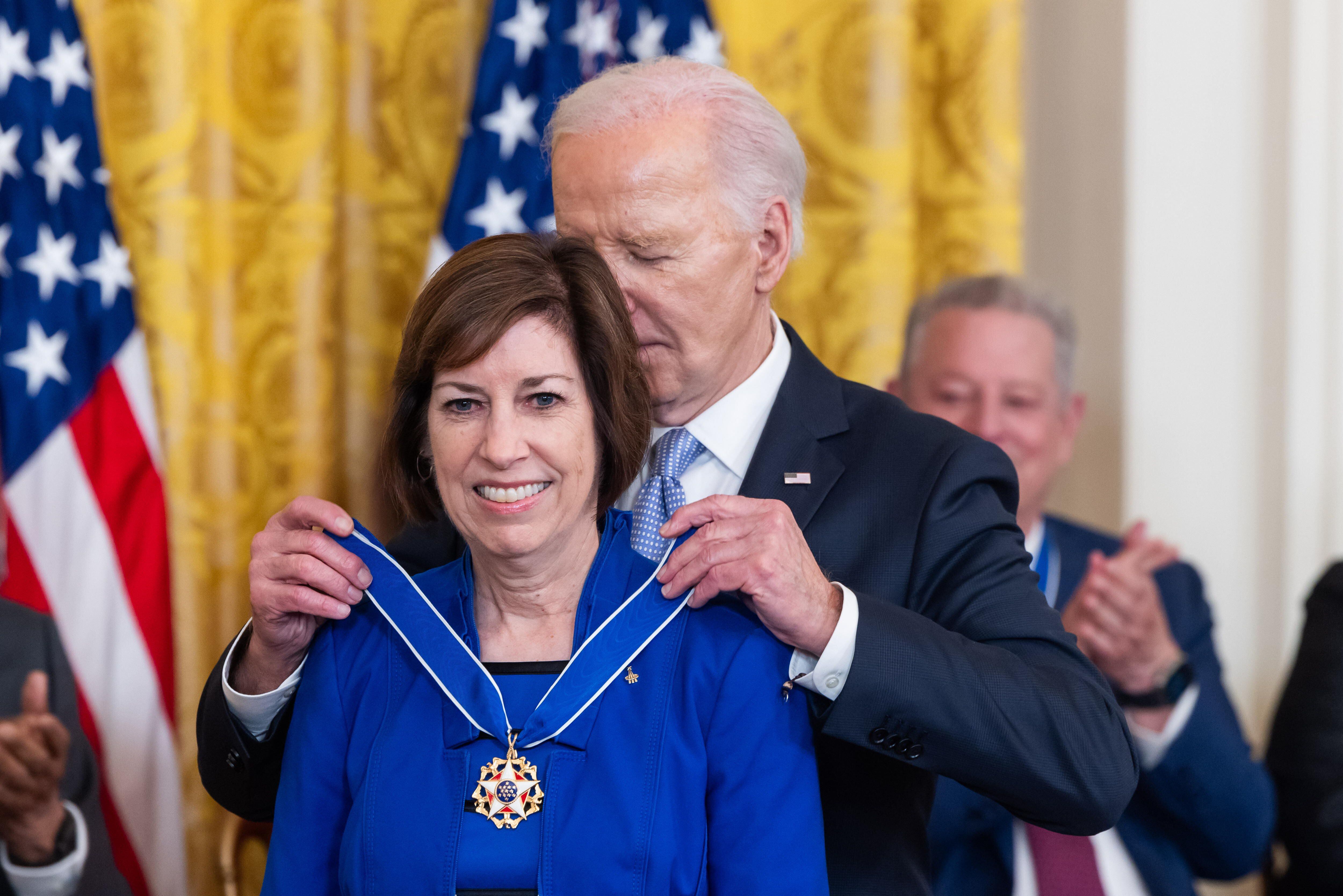 Biden entrega 19 medallas de la Libertad, entre ellas a la astronauta hispana Ellen Ochoa