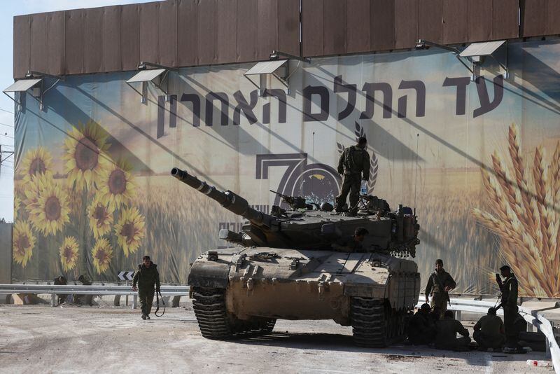 Foto del domingo de soldados y un taque israelí en la frentero con la Franja de Gaza Oct 15, 2023. REUTERS/Ronen Zvulun